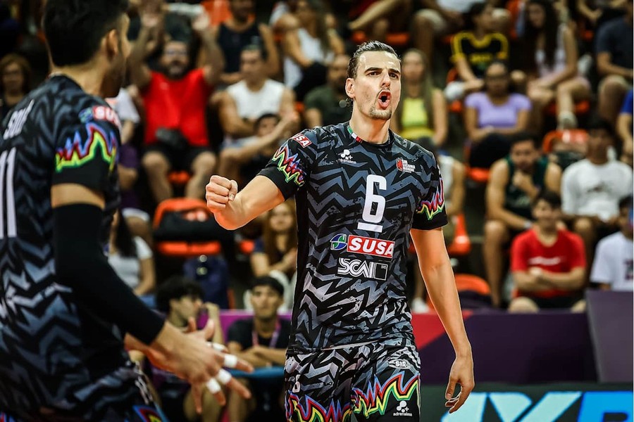 Simone Giannelli rompe l'equilibrio in due set con muri vincenti Simone Giannelli rompe l'equilibrio in due set con muri vincenti