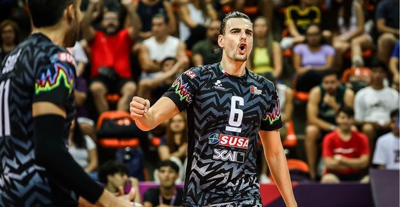 Simone Giannelli rompe l'equilibrio in due set con muri vincenti Simone Giannelli rompe l'equilibrio in due set con muri vincenti