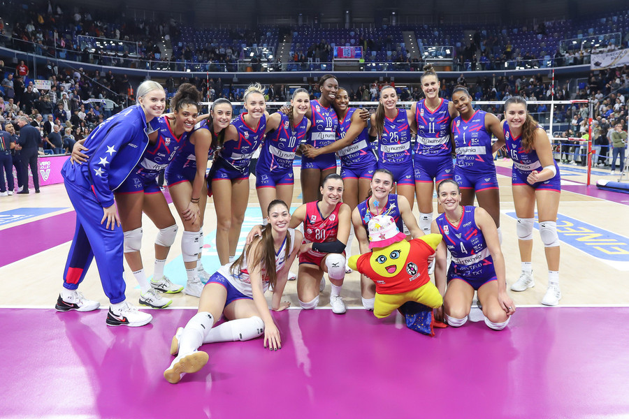 A1 Tigotà: Milano travolge Pinerolo 3-0 all’Allianz Cloud. Danesi: “Mi piace come stiamo in campo, possiamo fare ancora meglio” A1 Tigotà: Milano travolge Pinerolo 3-0 all’Allianz Cloud. Danesi: “Mi piace come stiamo in campo, possiamo fare ancora meglio”