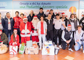 Piacenza: Galassi e Seddik in versione Babbo Natale: la Gas Sales Bluenergy porta doni ai piccoli pazienti dell’Ospedale cittadino