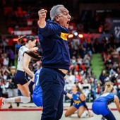 Velasco esulta. Il rito della maglietta corta, come sul podio delle Olimpiadi, porta bene