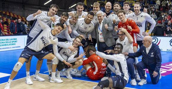 Verona festeggia i 2 punti conquistati a Piacenza Verona festeggia i 2 punti conquistati a Piacenza