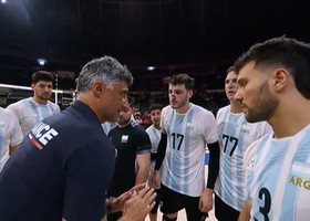 Andrea Giani parla ai giocatori dell'Argentina