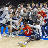 Verona festeggia i 2 punti conquistati a Piacenza Verona festeggia i 2 punti conquistati a Piacenza