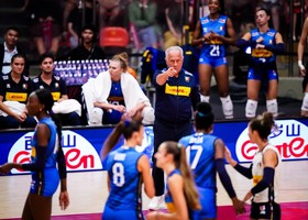 Mondiali F.: Velasco e l’Italia umile e consapevole. "Nessuna presunzione, ogni partita è una montagna da scalare" Mondiali F.: Velasco e l’Italia umile e consapevole. "Nessuna presunzione, ogni partita è una montagna da scalare"