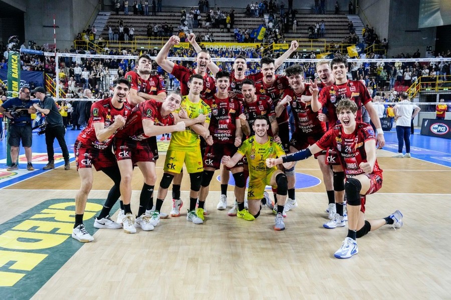 Superlega Credem Banca: Civitanova vince gara 3 a Verona 3-2 e si porta sul 2-1 nella serie. Finale caldissimo nel palas veneto Superlega Credem Banca: Civitanova vince gara 3 a Verona 3-2 e si porta sul 2-1 nella serie. Finale caldissimo nel palas veneto