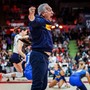 Velasco esulta. Il rito della maglietta corta, come sul podio delle Olimpiadi, porta bene