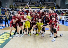 Superlega Credem Banca: Civitanova vince gara 3 a Verona 3-2 e si porta sul 2-1 nella serie. Finale caldissimo nel palas veneto