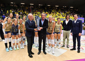 Conegliano festeggia al Palaverde con la Supercoppa dopo il 3-0 a Vallefoglia Conegliano festeggia al Palaverde con la Supercoppa dopo il 3-0 a Vallefoglia