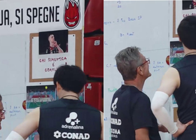 Lorenzetti e Ishikawa davanti alla lavagnia con il post "motivazionale" Lorenzetti e Ishikawa davanti alla lavagnia con il post "motivazionale"