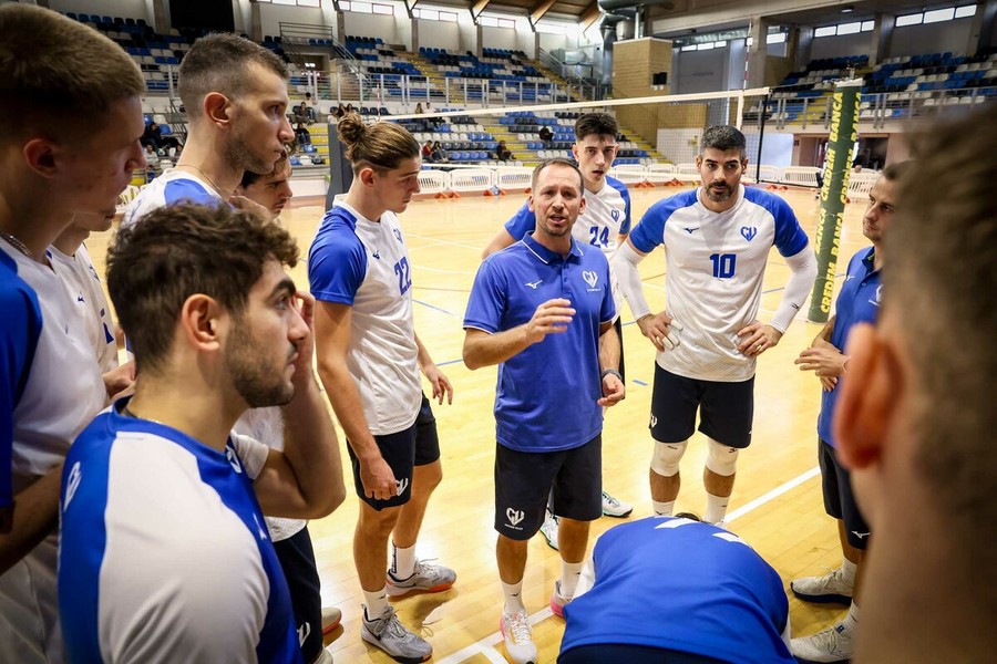 Daniele Morato con i giocatori di Cisterna. Daniele Morato con i giocatori di Cisterna.