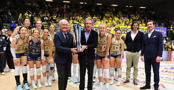 Conegliano festeggia al Palaverde con la Supercoppa dopo il 3-0 a Vallefoglia