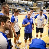 Daniele Morato con i giocatori di Cisterna. Daniele Morato con i giocatori di Cisterna.