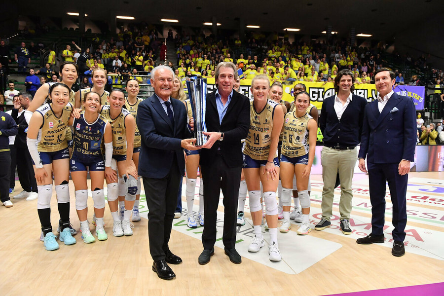 Conegliano festeggia al Palaverde con la Supercoppa dopo il 3-0 a Vallefoglia Conegliano festeggia al Palaverde con la Supercoppa dopo il 3-0 a Vallefoglia