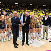 Conegliano festeggia al Palaverde con la Supercoppa dopo il 3-0 a Vallefoglia Conegliano festeggia al Palaverde con la Supercoppa dopo il 3-0 a Vallefoglia