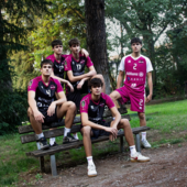 Le nuove divise ufficiali dei Diavoli Rosa. Le nuove divise ufficiali dei Diavoli Rosa.