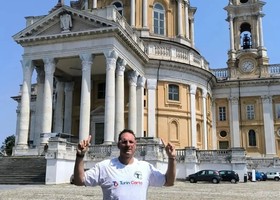 Enrico Salvi davanti alla Basilica di Superga dopo la camminata partita da Ciriè (foto Lega Pallavolo Serie A)