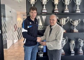 Elia Bossi con il presidente di Trentino Volley Marcello Poli Elia Bossi con il presidente di Trentino Volley Marcello Poli