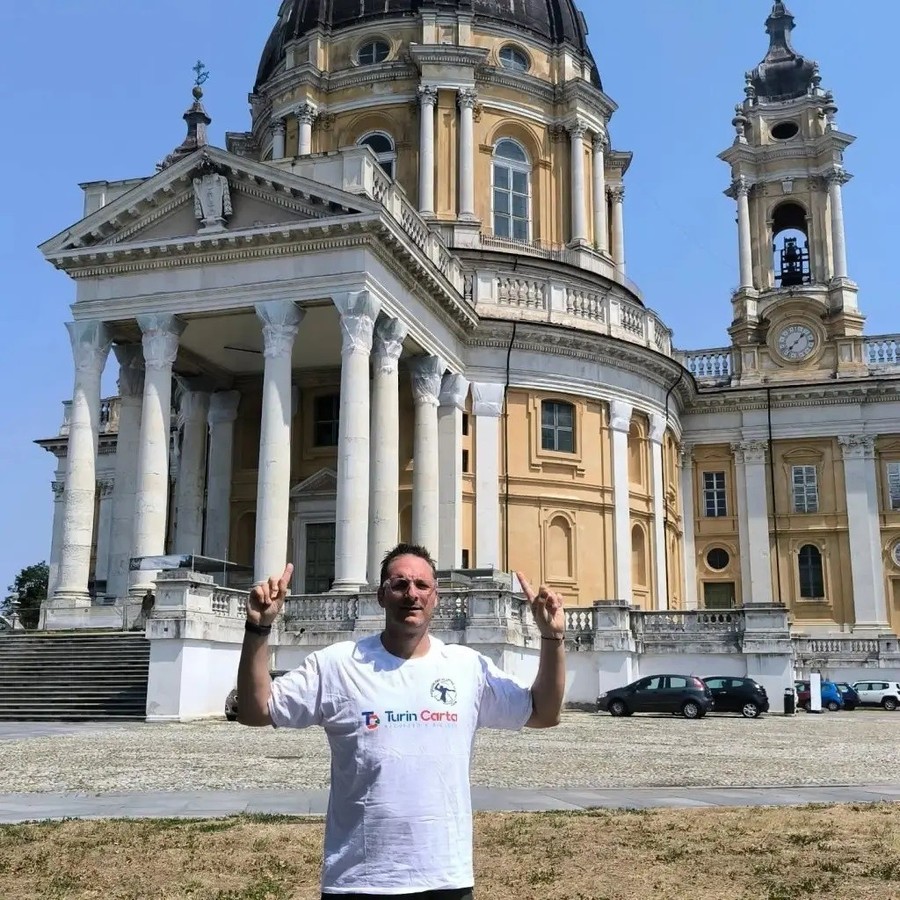 Enrico Salvi davanti alla Basilica di Superga dopo la camminata partita da Ciriè (foto Lega Pallavolo Serie A)