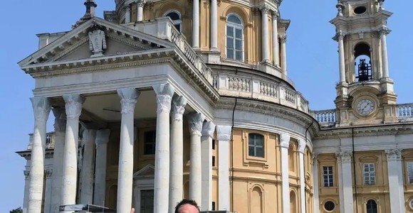 Enrico Salvi davanti alla Basilica di Superga dopo la camminata partita da Ciriè (foto Lega Pallavolo Serie A)
