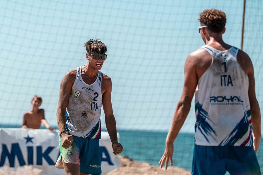Una coppia azzurra agli Europei Under 20 di beach volley a Battipaglia (foto Federvolley) Una coppia azzurra agli Europei Under 20 di beach volley a Battipaglia (foto Federvolley)