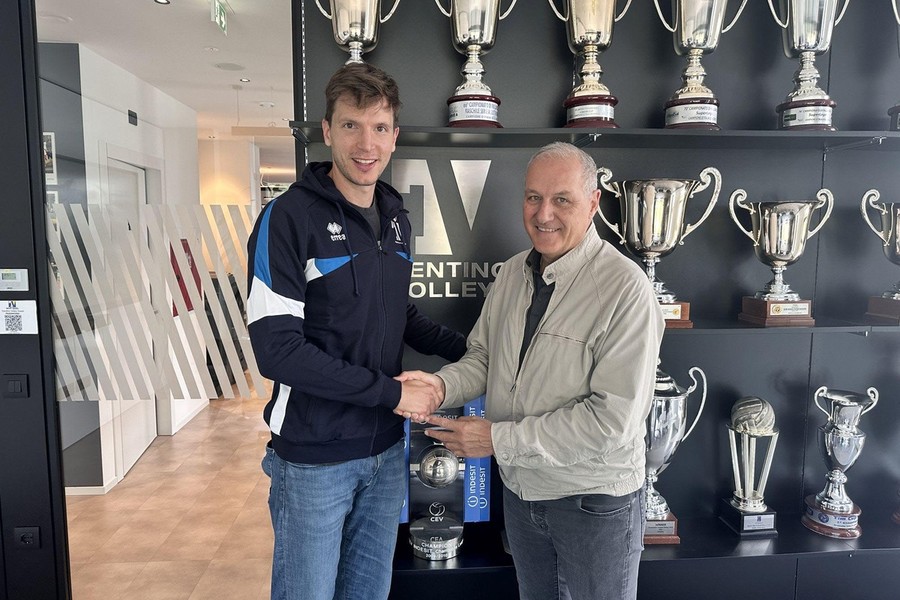 Elia Bossi con il presidente di Trentino Volley Marcello Poli Elia Bossi con il presidente di Trentino Volley Marcello Poli