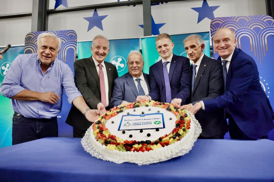Il taglio della torta per gli 80 anni della FIPAV al Centro Pavesi. Il taglio della torta per gli 80 anni della FIPAV al Centro Pavesi.