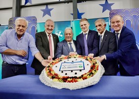 Il taglio della torta per gli 80 anni della FIPAV al Centro Pavesi.