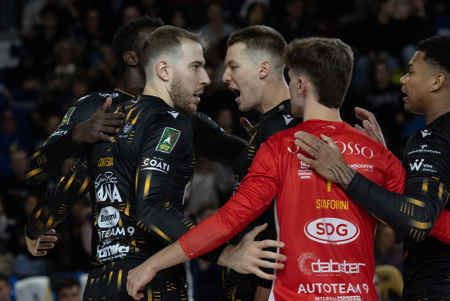 Del Monte Coppa Italia: Verona in Final Four. 3-0 ad una Milano incerottata Del Monte Coppa Italia: Verona in Final Four. 3-0 ad una Milano incerottata