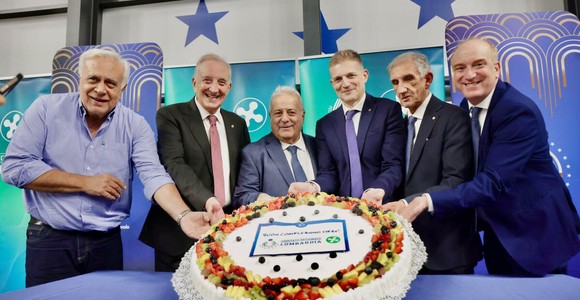 Il taglio della torta per gli 80 anni della FIPAV al Centro Pavesi.