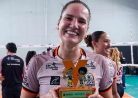 Anastasia Guerra con il Trofeo VivaVôlei (Carol Oliveira/Divulgação).