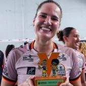 Anastasia Guerra con il Trofeo VivaVôlei (Carol Oliveira/Divulgação).
