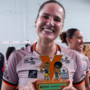 Anastasia Guerra con il Trofeo VivaVôlei (Carol Oliveira/Divulgação).