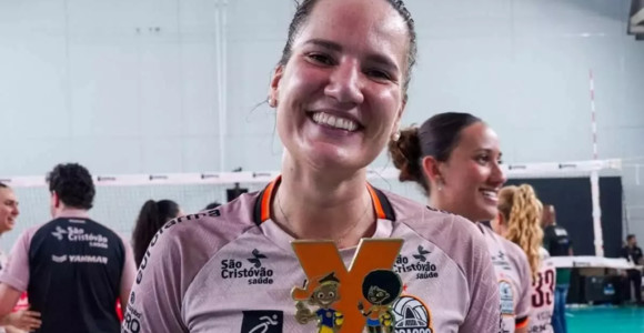 Anastasia Guerra con il Trofeo VivaVôlei (Carol Oliveira/Divulgação). Anastasia Guerra con il Trofeo VivaVôlei (Carol Oliveira/Divulgação).