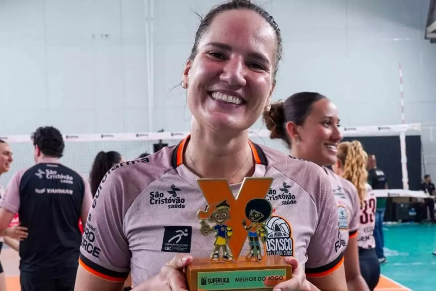 Anastasia Guerra con il Trofeo VivaVôlei (Carol Oliveira/Divulgação).