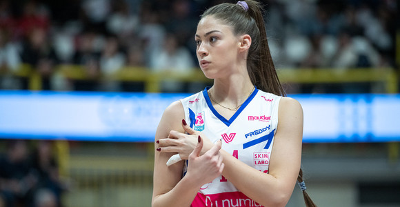 Hena Kurtagić con la maglia di Milano