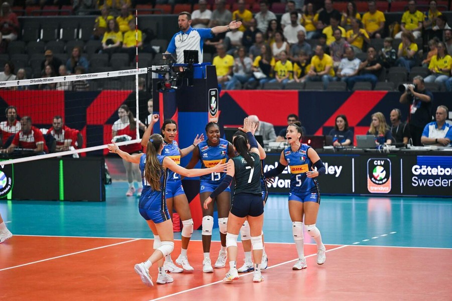 L'abbraccio delle azzurre durante Italia-Montenegro agli EuroVolley 2026