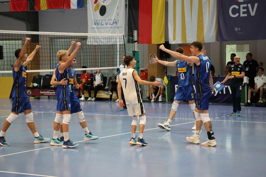 L'Italia Under 20 maschile festeggia la qualificazione alla finale del torneo WEVZA L'Italia Under 20 maschile festeggia la qualificazione alla finale del torneo WEVZA