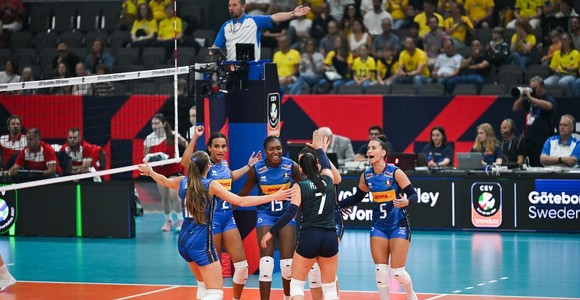 L'abbraccio delle azzurre durante Italia-Montenegro agli EuroVolley 2026 L'abbraccio delle azzurre durante Italia-Montenegro agli EuroVolley 2026