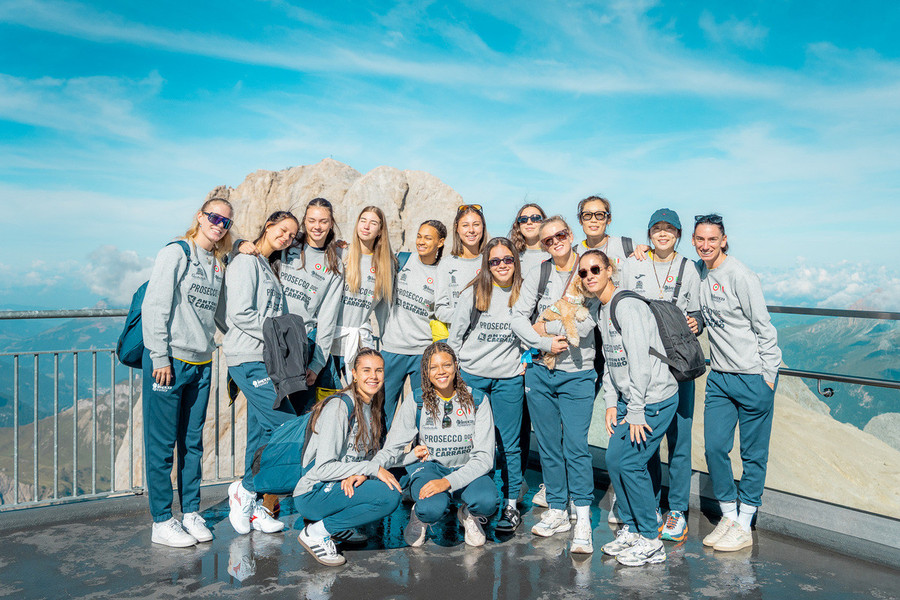 Le Pantere della Prosecco DOC Imoco Volley sulla Marmolada durante il ritiro di Alleghe