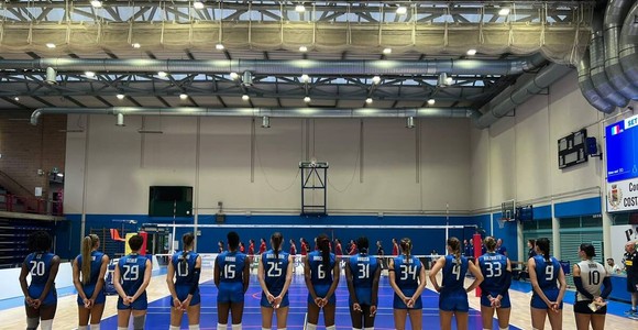 La Nazionale B femminile schierata prima dell'amichevole contro la Romania