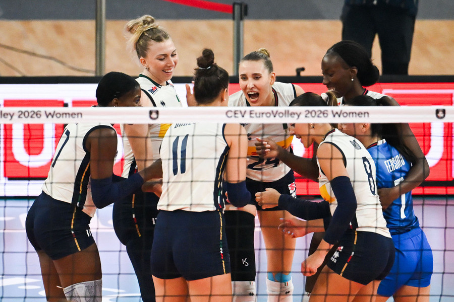 L'Italia festeggia durante la fase a gironi dell'EuroVolley 2026
