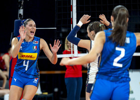 L'Italia Under 22 femminile campione d'Europa dopo la finale vinta contro la Serbia L'Italia Under 22 femminile campione d'Europa dopo la finale vinta contro la Serbia