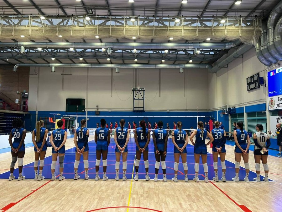 La Nazionale B femminile schierata prima dell'amichevole contro la Romania