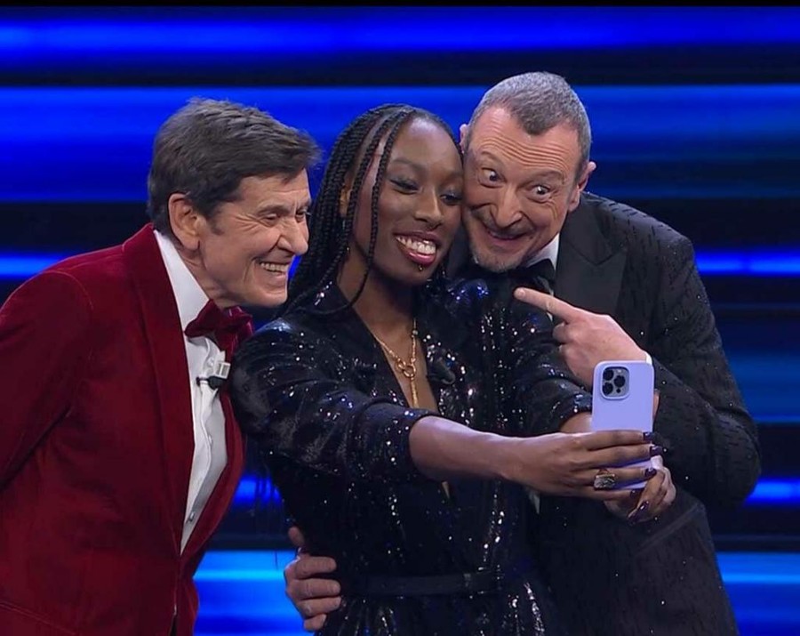 Sanremo2023: Paola Egonu sul palco dell'Ariston, "Ognuno con il suo viaggio ognuno diverso" Sanremo2023: Paola Egonu sul palco dell'Ariston, "Ognuno con il suo viaggio ognuno diverso"