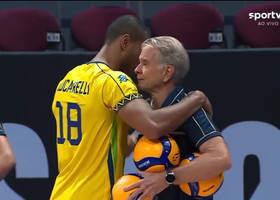 Lucarelli abbraccia Bernardo in lacrime prima della partita