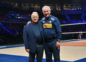 Il presidente Manfredi e Julio Velasco festeggiano il bronzo conquistato nelle VNL Finals 2026 Il presidente Manfredi e Julio Velasco festeggiano il bronzo conquistato nelle VNL Finals 2026