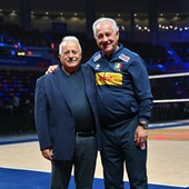 Il presidente Manfredi e Julio Velasco festeggiano il bronzo conquistato nelle VNL Finals 2026 Il presidente Manfredi e Julio Velasco festeggiano il bronzo conquistato nelle VNL Finals 2026