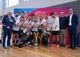 Nola Città dei Gigli festeggia la quinta Supercoppa italiana di sitting volley. Immagine diffusa dalla FIPAV.