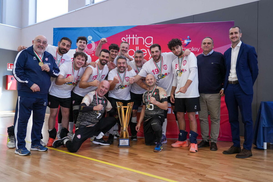 Nola Città dei Gigli festeggia la quinta Supercoppa italiana di sitting volley. Immagine diffusa dalla FIPAV. Nola Città dei Gigli festeggia la quinta Supercoppa italiana di sitting volley. Immagine diffusa dalla FIPAV.
